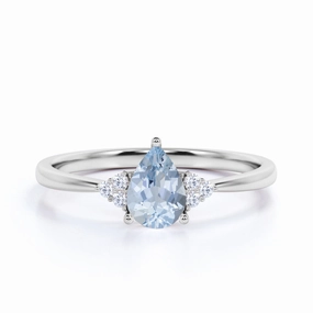 Chic piece 1.10 ct Pear Shaped Aquamarine Solitare Engagement Ring