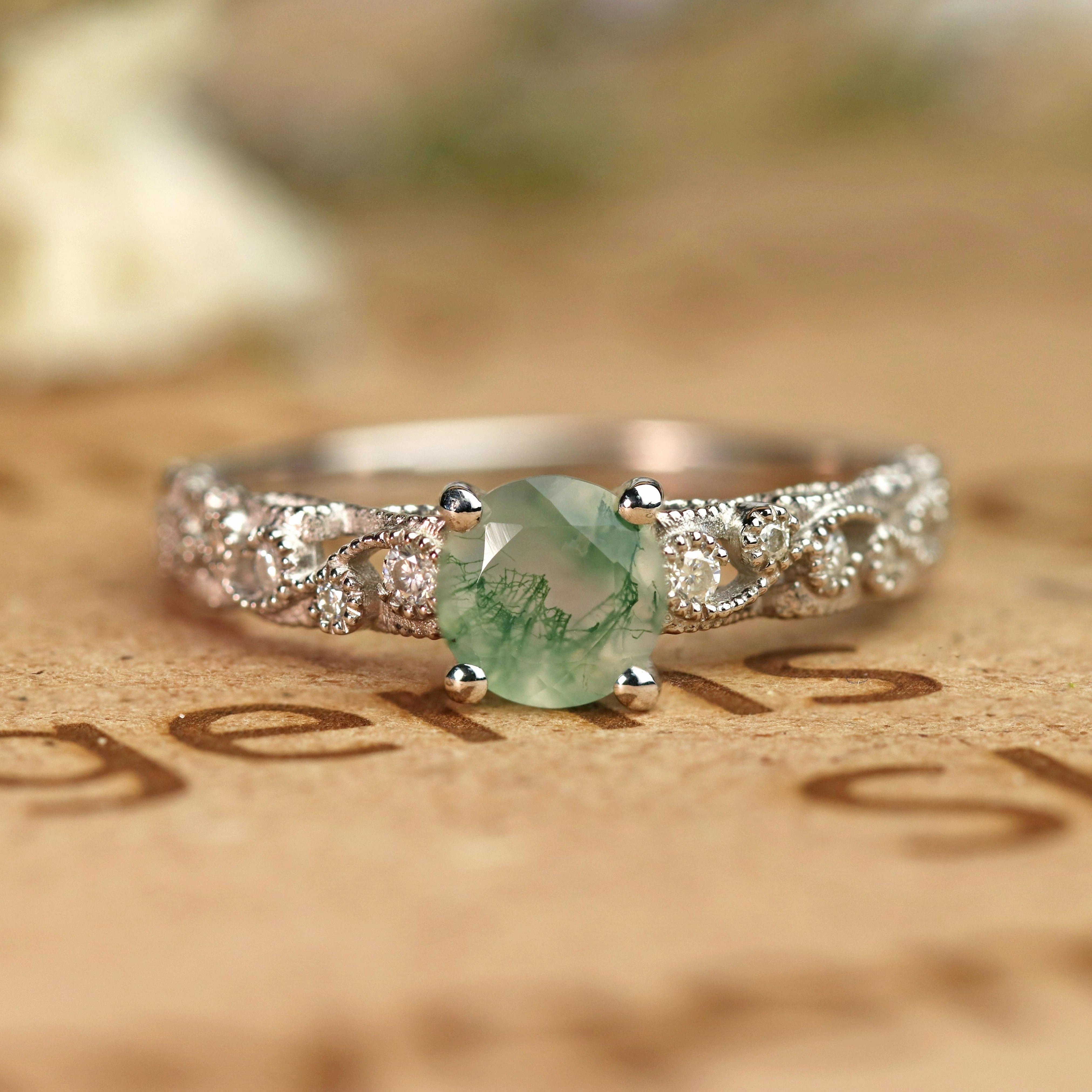 Stylish Insignia Vintage Exquisite Prong 1.50 Carat Round Cut Real Faceted Druzy Moss Green Agate and Diamond Art Deco Milgrain Engagement Ring