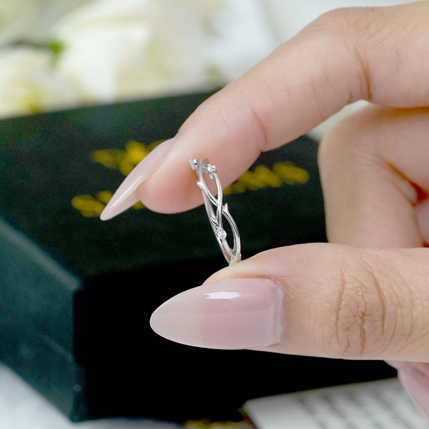 Shimmer Mood Nature Inspired 0.05 CT Round Cut 3-Stone Wedding Band