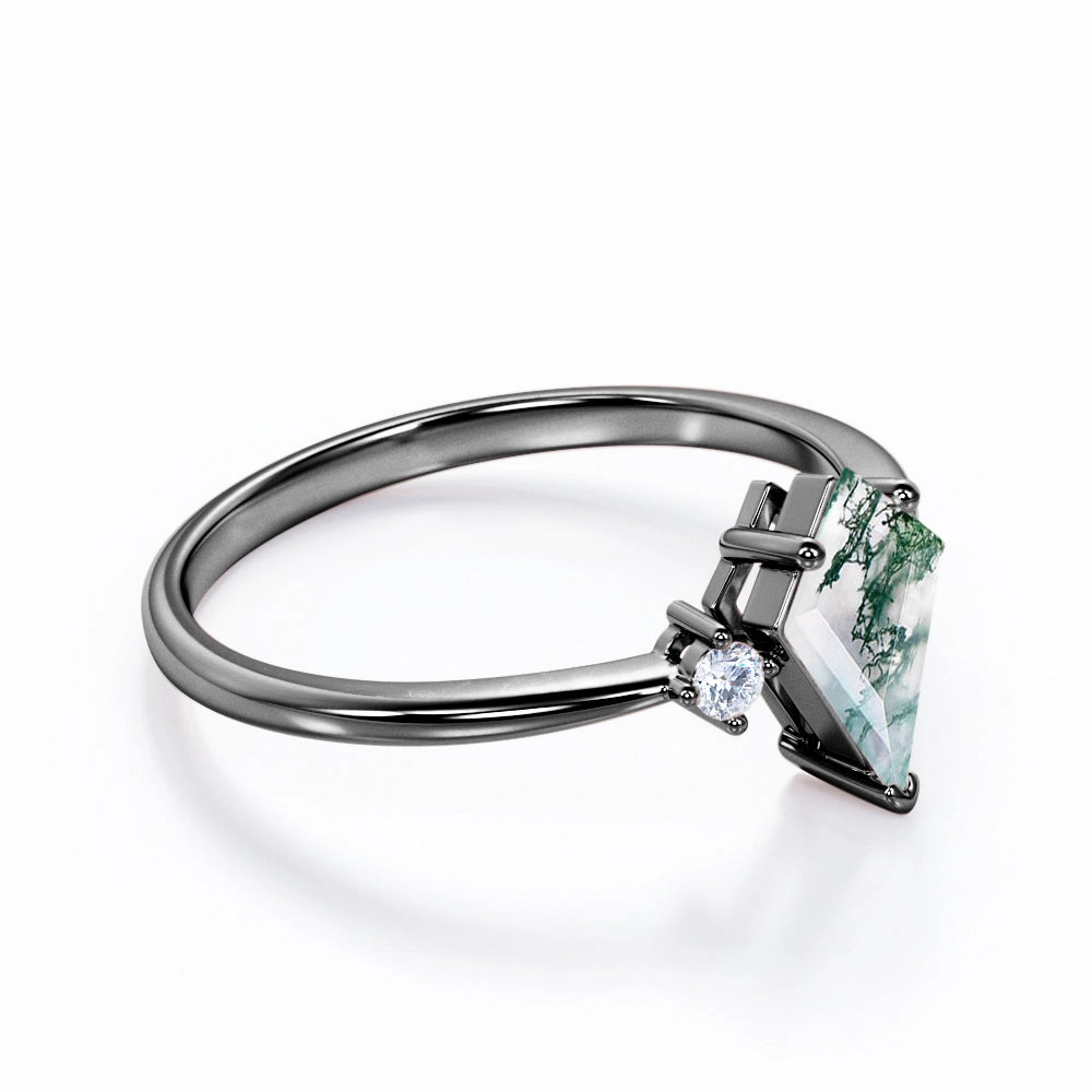 Luxury Design Three Stone 1 Carat Kite Moss Agate Engagement Ring